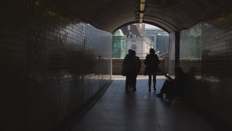Metro-Peatonal-Con-Persona-Dando-Dinero-Al-Músico-Callejero-En-Londres,-Reino-Unido